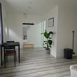 https://apt-jibbys-pad.cardiffhotelswales.com